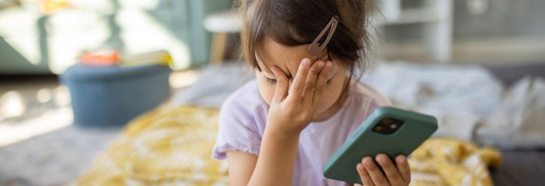 Smartphone e salute mentale. Studio americano conferma: se usato prima dei 13 anni nuoce ai giovani