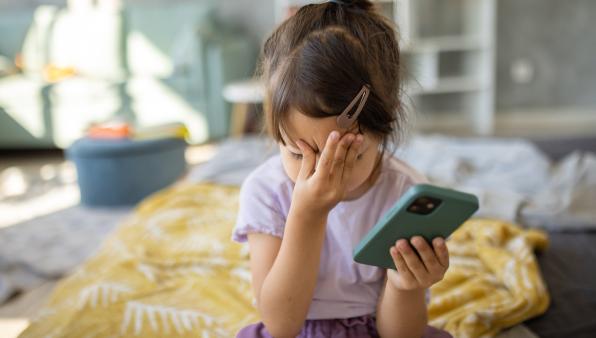 Smartphone e salute mentale. Studio americano conferma: se usato prima dei 13 anni nuoce ai giovani